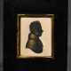 Field, John M. (1772-1848) Miniatur Silhouette "Herr mit lockigem Haar", Tinte mit Gold Höhung, u. sign., verso Original Herstelleretikett, England um 1810, 7,9x6,4cm (m.R. 15,5x13cm), Rahmen berieben - Foto 1