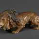 Wiener Bronze "Schleichender Löwe", farbig gefasst, Bauch und rechtes Hinterbein gestempelt, 6,5x18,5x6,5cm, berieben - photo 1