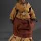 Neapolitanische Krippenfigur "Alte Frau" mit naturalistisch bemaltem Terracotta Kopf und alter Kleidung, um 1800, 37x18x8cm, defekt - photo 1