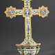 Majolika Kruzifix mit Weihwasser Becken im Renaissance Stil mit Blaumalerei Tondi "Maria und Engel" sowie polychromen Ornamenten staffiert, verso unterglasurblaue Minghetti Manufakturmarke, Bologna um 1880/1900… - photo 1