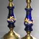 Paar bäuerliche Messing Leuchter mit blauem Glasschaft und floraler Emaille Malerei, H. 24cm, Alters- und Gebrauchsspuren - Foto 1