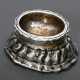 Ovale Augsburger Barock Salière mit ovalem Napf auf getrepptem Sockel mit gedrehten Zügen, MZ: Heinrich Georg Philipp Goth (1700-1759), Silber, 78g, H. 4,2cm, Standring verbogen - photo 1
