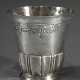 Glockenförmiger Regence Fußbecher mit floral abstrahiertem Fries über Schlangenhaut Wandung und gerilltem Sockel, MZ: Georg Wilhelm Schedel (Meister ab 1722), Frankfurt um 1730, Silber, 56g, H. 7cm, Druckstellen, Vgl.: R… - Foto 1
