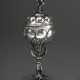 Kleiner Buckel-Deckelpokal mit plastischer Karyatide und gelockten Blütenblättern auf Deckel und Fuß nach gotischem Vorbild, wohl Hanau, Ende 19.Jh., Silber innen vergoldet, 92g, H. 16,2cm - photo 1