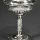 Zierlicher schwedischer Konfektaufsatz in klassizistischer Formensprache mit kannelierter Kraterschale auf zylindrischem Schaft über eckigem Sockel auf Kugelfüßchen, MZ: OWT, Silber, 371g, Stockholm 1872, H. 19,3cm, Ø 15… - photo 1