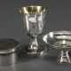 3 Diverse Teile antikes Silber in schlichter Form, 19.Jh.: Miniatur Pokal mit Rautenmuster (H. 8,1cm), kleine Aufsatzschale (H. 3,9cm) und runde Deckeldose (H. 3,3cm), Silber, z.T. innen vergoldet, 163g, kleine Druckstel… - Foto 1