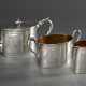 3 Teile englisches Teeset mit floralem Brightcut Dekor, MZ: London 1852, Silber 925 innen vergoldet, 1330g: ovale Teekanne (H. 12cm) und 2 Teile Zucker und Rahm (H. 8cm) - photo 1