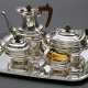 5 Teile Silber Kaffee-Tee-Service in englischem Stil mit Holzknauf und -handhaben, Hersteller: Topazio, Silber 925, 4485g: Tablett mit Griffen (35x55cm), Kaffeekanne (H. 22cm), Teekanne (H. 14cm) und zwei Teile Zucker un… - photo 1