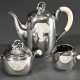 3 Teile dänisches Silber Kernstück im Art Déco Stil mit Hammerschlagoptik und elegant geschwungenen Handhaben aus Elfenbein sowie stilisierten Blütenknäufen, Kopenhagen um 1945, MZ: Holger Rasmussen, Silber 925, 986g, be… - photo 1
