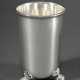 Wilhelminischer Kugelfußbecher in schlichter Façon auf drei Feuerkugeln (Bomben), Modell für Regimentsgeschenke, um 1900, MZ: Gebr. Friedländer, Berlin, Silber 800, 337g, H. 14,4cm, leichte Druckstelle - photo 1