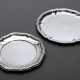 2 Diverse Teller oder Untersetzer mit Chippendale Rand, 1x graviertes Monogramm "OH", Silber 800/835, 391g, Ø 17/19,5cm - photo 1