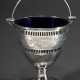 Kleiner versilberter Aufsatzkorb mit Gitterdurchbruch und Brightcut Gravur sowie blauem Glaseinsatz, England 19.Jh., H. 10,5cm - photo 1