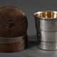 Versilberter Reise-Faltbecher aus drei Elementen in Leder Etui, um 1900, Ø 6,5cm - photo 1