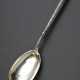 Dänischer Vorlegelöffel mit floral reliefiertem Zylindergriff, MZ: Hertz, Kopenhagen um 1900, Beschaumeister: Simon Groth, Silber 835, 46g L. 21cm, Restvergoldung in der Laffe - photo 1