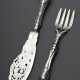 2 Teile englisches Fisch-Vorlegebesteck mit fein gravierter und durchbrochener Laffe und Forke sowie ornamentalem Griff, Monogramm "A", MZ: John Gilbert, Birmingham 1859, Silber 925, 356g (gefüllt), L. 25-34,5c… - Foto 1