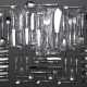 48 Teile Besteck "Classique" mit plastischen Pinienzapfen, Christoph Widmann, Silber 835, 1780g (o.Messer), bestehend aus: 5 kleine Messer, 3 kleine Gabeln, 4 kleine Löffel, 6 Kuchengabeln, 10 Dessertmesser, 6 … - photo 1