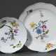 2 Diverse Teile Meissen mit polychromer Blumenmalerei und Korbrand, um 1740/1750: großer Teller (Ø 34,5cm) und Schale (Ø 24,5cm) - photo 1