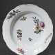 Tiefer Meissen Teller mit Holzschnitt Blumen und Korbrand, Mitte 18.Jh., Ø 22cm - photo 1