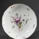 Frankenthal Teller mit feiner polychromer Blumenmalerei und Korbrand, Carl Theodor Marke, 2. Hälfte 18.Jh., Ø 22cm, kleiner Brandfehler im Spiegel - Foto 1