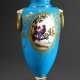 Minton Deckelvase im Sèvres Stil, türkis craquelierter Fond mit floraler Reliefgoldmalerei Kartusche "Vögel" und seitlichen plastischen Löwenkopfhandhaben, im Boden Manufakturmarke, H. 43cm, Deckel und Hals res… - photo 1