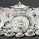 58 Teile Meissen Tee- und Speiseservice mit Weichmalerei "Blumen und Schmetterlinge" sowie Korbrand, Ende 19.Jh., bestehend aus: 12 Speiseteller (Ø 25cm), 6 tiefe Teller (Ø 22,5cm), 7 Vorpeiseteller (Ø 18cm, 1x… - photo 1