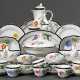 82 Teile Meissen Speise- und Kaffeeservice "Deutsche Blume" mit kobaltblauem und goldenem Rand, bestehend aus: 12 Suppentassen/UT (H. 5,7cm, 1x OT best.), 12 Speisetellern (Ø 25,5cm, 1x Haarriss am Boden), 18 V… - photo 1
