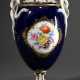 Meissen Potpourri Deckelvase mit Schlangenhenkeln und polychromer Blumenmalerei in goldstaffierter Reserve auf kobaltblauem Fond, um 1870/1880, H. 29cm - photo 1
