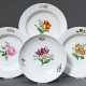 4 Diverse Teile Meissen mit polychromer Blumenmalerei und glattem Rand, Mitte 19.Jh.: 3 tiefe Teller (Ø 22,6cm) und Schale (Ø 20,5cm) - photo 1