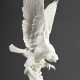 Hutschenreuther Figur "Steinadler" auf naturalistischem Sockel, Weißporzellan, Entw.: Karl Tutter (1883-1969), Boden sign., Original Klebeetikett mit Modellnr.: 1778, grüne Manufakturmarke 1968-69, H. 42cm - Foto 1