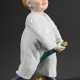 Meissen Hentschelkind „Junge auf Stecken reitend mit Trommel“, Entw.: Konrad Hentschel 1905, Modelnr.: 73365, Bossierernr.: 29, Malernr.: 530, Jahreszeichen: 2003, H. 19cm - photo 1