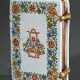 Seltenes Fayence Objekt in Buchform mit floraler Bemalung in Petit Feu Palette, verso bez. "Brevarium“, Delft, Mitte 18.Jh., 1,9x6,8x9,4cm - фото 1