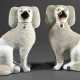 A pair of English chimney dogs, so-called Griespudel or Puffhunde, with fused porcelain frieze, polychrome painted face and gold-framed collars, h. 23.7cm, Cf.: Stralsund Museum, inv. no. 1952:58 - Foto 1