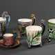 5 Diverse Teile moderne Ardmore Studio Künstlerkeramik "Tiere": 4 Becher und Mokkatasse/UT, Boden bez.: "Made by Pheneas, Ardmore Studio", H. 7-15,5cm - Foto 1