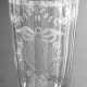 Facettiertes Louis XVI Becherglas mit lupenfeinem Schliffdekor "Blütengirlanden und Punktfries" sowie umkränzter Monogramm Reserve "WD", um 1780, H. 11,9cm - photo 1