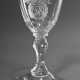 Zartes Louis XVI Kelchglas mit feiner Schliffkartusche und Monogramm „DB“ sowie umlaufendem Olivenschliff, facettierter Stiel, hochgewölbter Fuß, Abriss, H. 14,5cm - photo 1