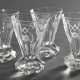 4 Kleine Freimaurer Schnapsbecher in Form von Facettenfußkanonen mit eingeschliffenen Symbolen, Böhmen um 1900, H. 8,4cm, Vgl.: Museum für Hamburgische Geschichte (Hrsg.), Freimaurer, figürliche Porzellane und andere Geb… - photo 1