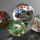 4 Diverse runde und facettierte Paperweights "Blumen", um 1900, H. 6,5-8,5cm, 1x best.A - Foto 1