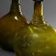 2 Diverse antike Waldglas Flaschen, sog. Bouteille oder Bocksbeutel, eingezogener Boden mit Abriss, elliptische Standfläche, Wandung beidseitig stark abgeflacht, am Hals aufgeschmolzener Faden, 18.Jh., H. 29cm, Gebrauchs… - Foto 1
