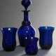 4 Diverse Teile blaues Bristolglas, 3x Abriss im Boden: 2 gezogene Becher (H. 11cm), kleine Vase (7,5m) und Karaffe (H. 26cm) - Foto 1