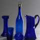 5 Diverse Teile blaues Bristol Glas, teilweise mit Abriss im Boden: Karaffe mit Metallmontierung und Stöpsel (H. 34,5cm), Hyazinthen Vase (H. 20cm), konischer Becher (H. 11,6cm), Schankkanne (H. 22,7cm) und Rosenkugel (Ø… - Foto 1