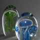 2 Diverse Paperweights "Quallen", Skandinavien 20.Jh., H. 15/17cm - фото 1