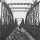 Rodtschenko, Alexander (1891-1956) "Die Eisenbahnbrücke" um 1925/1987, Fotografie, verso bez. und Nachlassangabe, Griffelkunst, BM 18x23,7cm, min. Randdefekte - фото 1