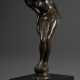 Klimsch, Fritz (1870-1960) "Stehender weiblicher Akt", Bronze patiniert, auf schwarzem Marmorsockel zum Stecken (Petschaft), u. monogr., Gießerstempel "H. Noack/ Berlin", H. 18,5cm, kleiner Kratzer - photo 1