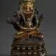 Meditierender Buddha Amitayus auf Lotosthron mit Vase mit Nektar der Todlosigkeit in Vase, Kupfer und vergoldete Bronze, Inkarnat kalt bemalt, Pala-Stil, wohl Tibet 17.Jh., H. 14,2cm - photo 1