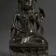 Bronze Bodhisattva Avalokiteshvara bzw. Guanyin Pusa mit Krone und Schmuck, Kundika-Vase und Kalavinka-Vogel in Vajrasana auf Lotossockel, verso Inschrift, Ming Dynastie, H. 20cm, beschädigt - photo 1