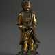 Stehende Guanyin auf Lotossockel, feuervergoldete und fein gravierte Bronze, China Ming Dynastie, H. 11,5cm, berieben, Finger mit Kupfer rest. - photo 1