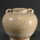 Kugeliger Topf mit zwei Ösenhenkeln auf der Schulter, heller Scherben mit bräunlicher Glasur, unten unglasiert, Tang-Zeit, 7./8.Jh., H.11,5cm, Lippe min. best., Vgl.: Medley, T’ang Pottery and Porcelain, London 1981, S. … - фото 1