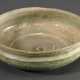Flache Schale, Irdenware mit grüner irisierender Bleiglasur, Han-Zeit, H. 6cm, Ø 18 cm, Glasur teilweise vergangen - фото 1