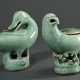 2 Diverse chinesische Porzellan Räuchergefäße mit craquelierter Seladonglasur„Papagei“ und „Ente“, jeweils ein Flügel abnehmbar zum Öffnen der Brennkammer, wohl späte Ming Dynastie, H. 16/17cm, best. - photo 1 2 Diverse chinesische Porzellan Räuchergefäße mit craquelierter Seladonglasur„Papagei“ und „Ente“, jeweils ein Flügel abnehmbar zum Öffnen der Brennkammer, wohl späte Ming Dynastie, H. 16/17cm, best. - photo 1