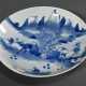 5 Diverse Teile chinesisches Porzellan mit Blaumalerei Dekoren, 19.Jh.: 3 Teller (Ø 11,5-13,8cm), 1 Schälchen (Ø 11,5cm) 1 Kumme (H. 5,6cm, Ø 10cm), min. best. - Foto 1 5 Diverse Teile chinesisches Porzellan mit Blaumalerei Dekoren, 19.Jh.: 3 Teller (Ø 11,5-13,8cm), 1 Schälchen (Ø 11,5cm) 1 Kumme (H. 5,6cm, Ø 10cm), min. best. - Foto 1